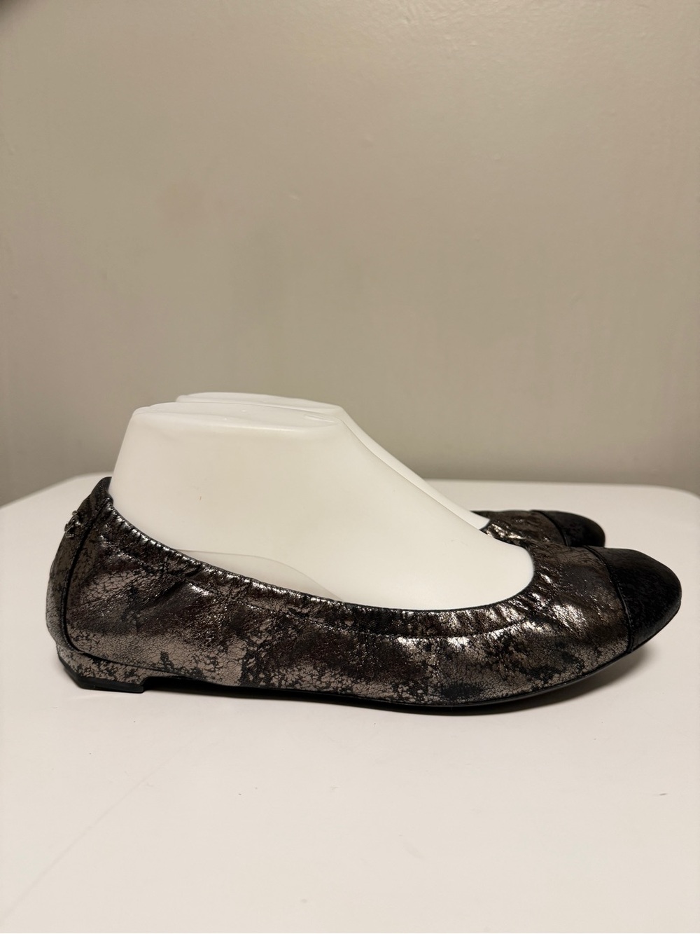CHANEL Gray Elastic Leather Black Leather Cap Toe Flat Ballet Shoe EU 39 US 8.5 - Picture 3 of 14